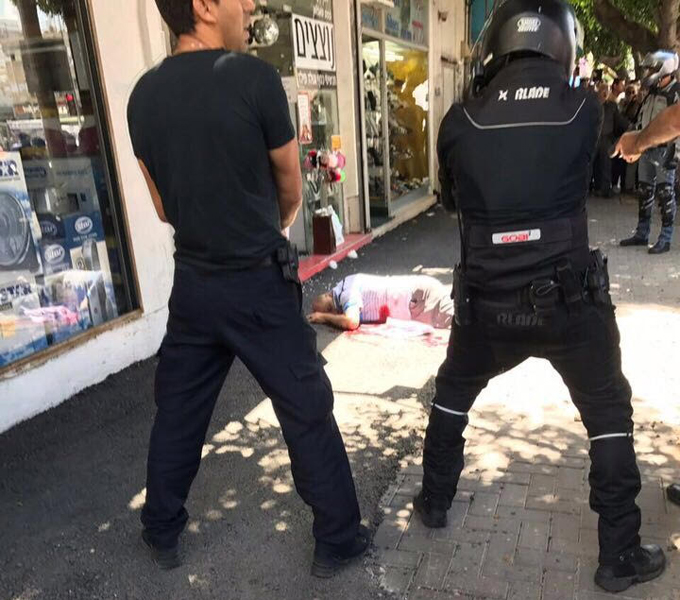 طعن شرطي في نتانيا واطلاق النار على المشتبه